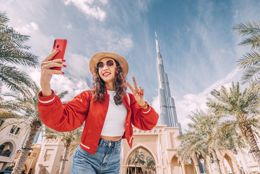 Influencerin schießt einen Selfie